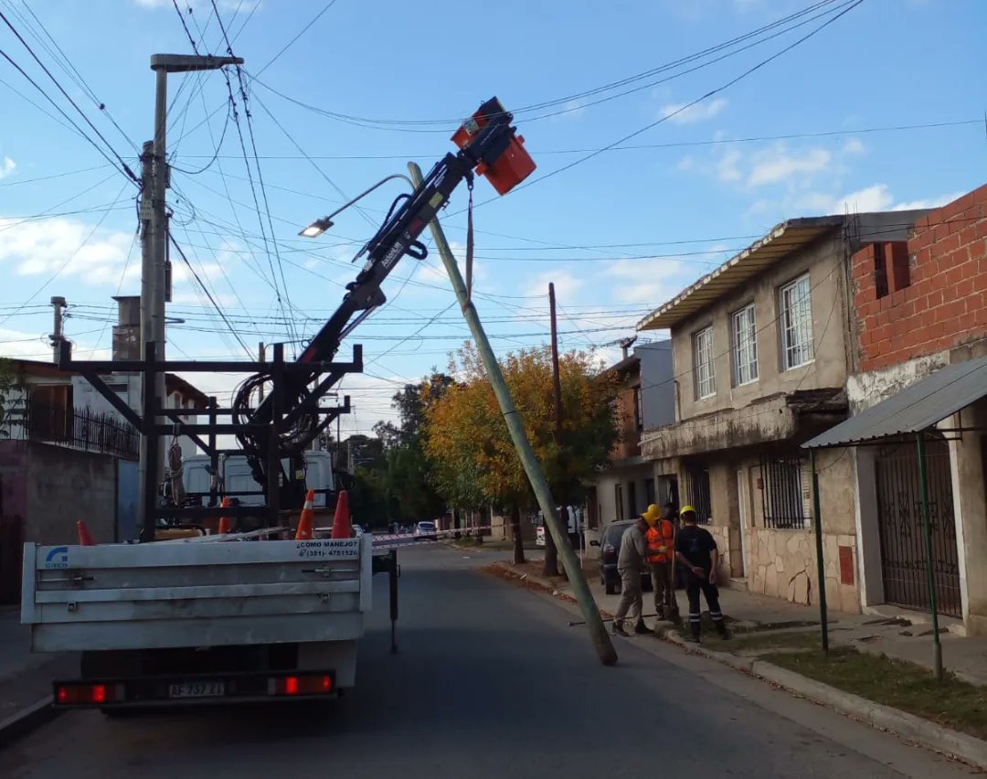 UEREmunicba's tweet photo. 👷🏻Nuestro personal operativo estuvo trabajando en Barrio Alberdi, en poste caído energizado.⚡

👉🏻Se procedió a perimetrar la zona por precaución de los vecin@s y se derivo al área correspondiente.🚷

#Dgere
#CórdobaCapital 
#CórdobaMásSegura https://t.co/2yORGAAt38