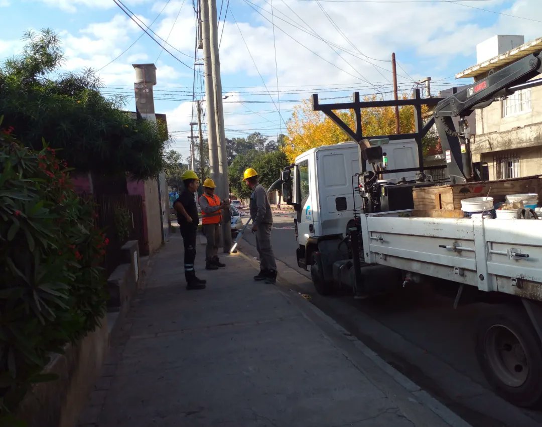 UEREmunicba's tweet photo. 👷🏻Nuestro personal operativo estuvo trabajando en Barrio Alberdi, en poste caído energizado.⚡

👉🏻Se procedió a perimetrar la zona por precaución de los vecin@s y se derivo al área correspondiente.🚷

#Dgere
#CórdobaCapital 
#CórdobaMásSegura https://t.co/2yORGAAt38