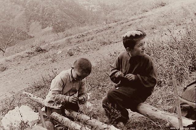 Kids from mountainous Ingushetia, 1960. 

Photo: Alexander Sakharov