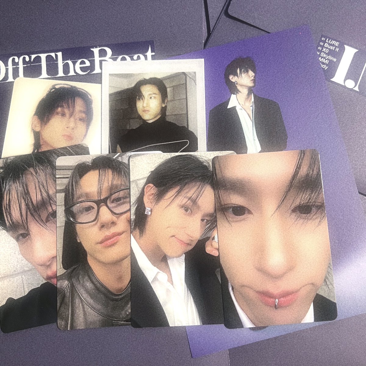 안농하삽나까 
필요한 분이 계실지 모르겠지만 . . .
콘서트 날 (양일) 앨범 버전별로 모든 포카 구성품을 담아서 10개정도씩 .. 나눔을 하고 싶어요 . . . 
어딘가에 두고 가겠습니다 . . 네모 앨범도 함께 . . .
당일날 위치 타래로 .. .. 🐈‍⬛💨