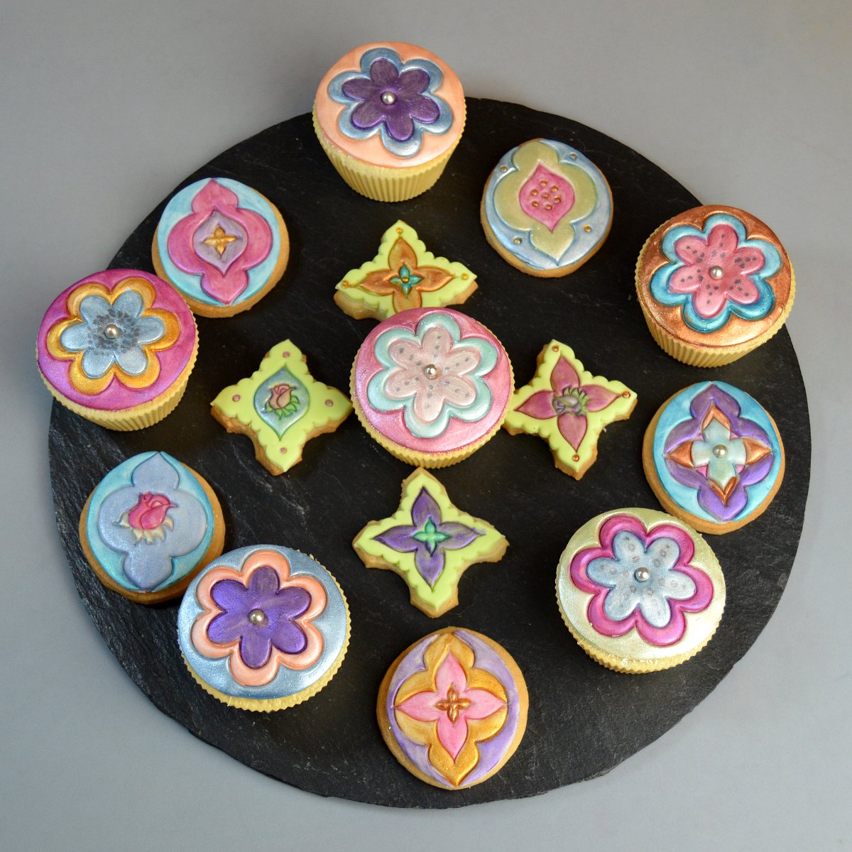 Here are a couple of ideas from today's cake club dem made using this week's deals, our Mix &amp; Match Set t.ly/Idj_d and Large Numerals t.ly/J4PTr