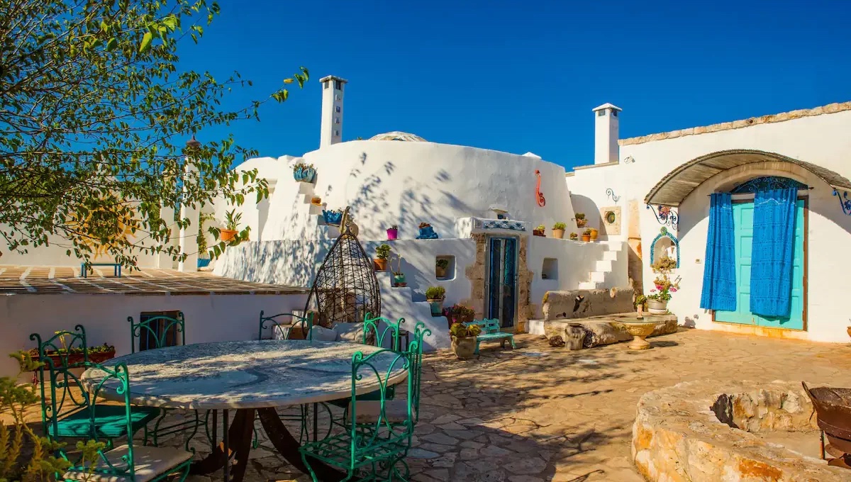 Our lovely friend is selling her stunningly-styled Apulian stone house just outside Ostuni 🇮🇹 The 3 bed property includes a pool, outdoor dining and relaxation areas and a garden with hundreds of olive trees casapuglia.com/property/stunn… #Ostuni #olivegrove #ostuniproperty #forsale