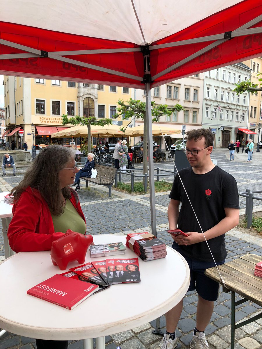 Heute waren wir wieder auf dem #zittau|er Marktplatz! 
Mit vor Ort waren Rosemarie, Aron, Christian und Harald!
In wenigen guten Gesprächen konnten wir zuhören, überzeugen und verstehen - welche Eindrücke Rosemarie dazu hat, seht ihr in unserem neusten Reel auf Instagram.