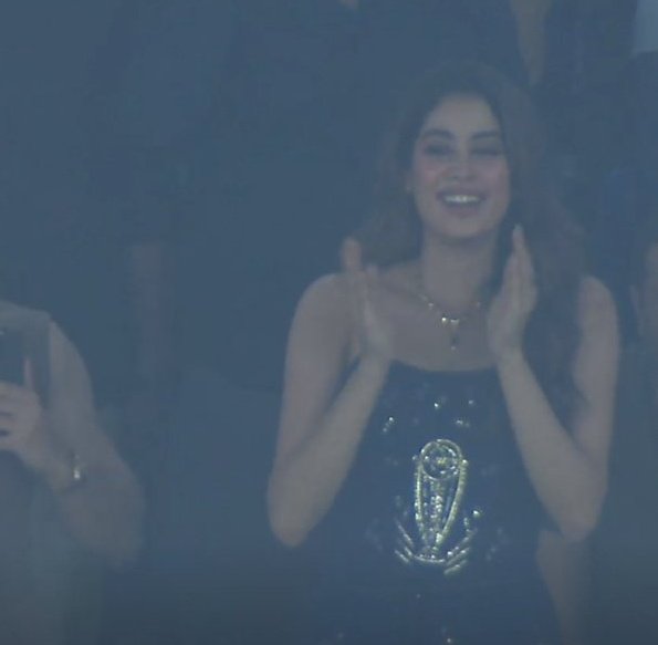 Jhanvi Kapoor at the Narendra Modi Stadium and World Cup Trophy on her clothes 🔥