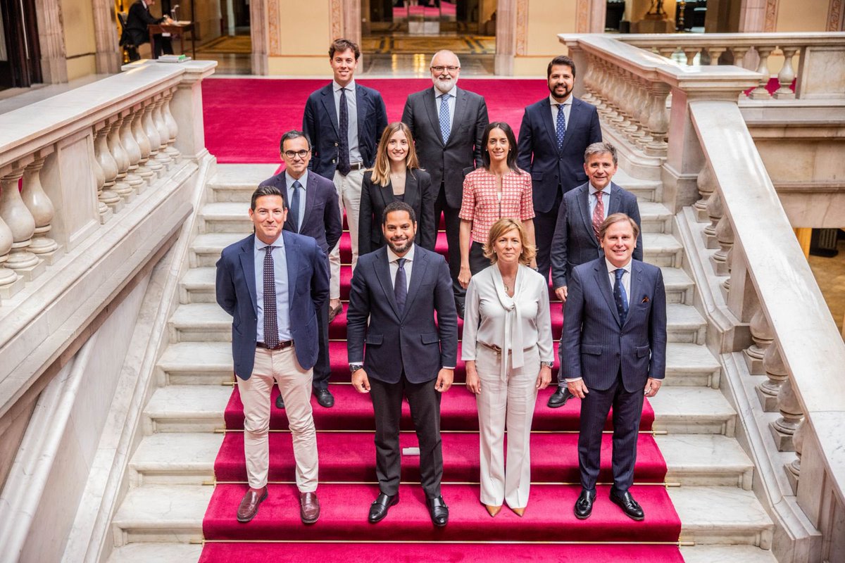 Es un honor ser diputada de VOX en el Parlament de Catalunya junto al mejor equipo posible. Prometemos trabajo y compromiso. No vamos a dar ninguna batalla por perdida. #EnDefensaPropia