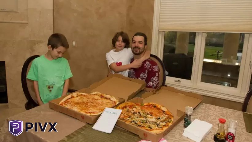 Hace 14 años, Laszlo Hanyecz, un programador de Florida, compró 2 pizzas de Papa John's por 10,000 $BTC . Hoy, esas pizzas estarían valoradas en más de 700 millones de dólares.

¡Feliz #BitcoinPizzaDay a todos! 🍕