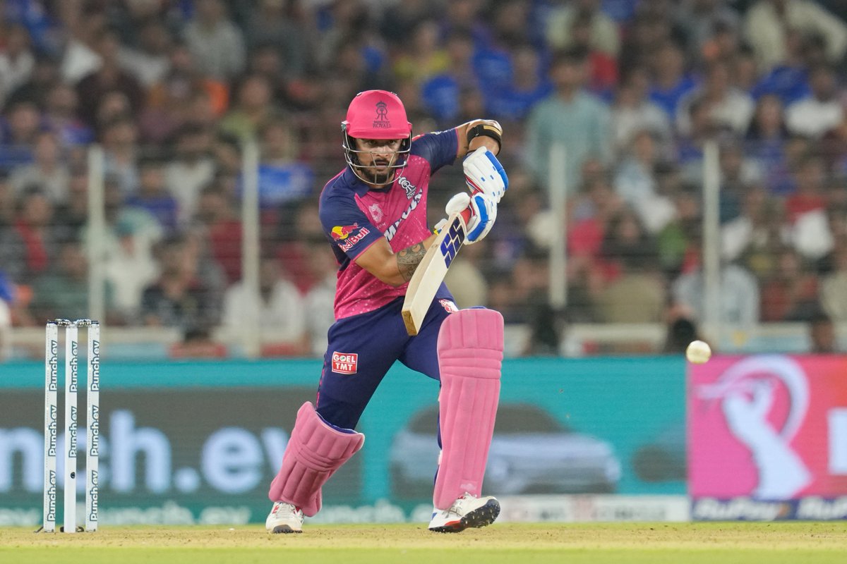 Riyan Parag 🤝 Shimron Hetmyer 1️⃣7️⃣ runs in the 16th over & Rajasthan Royals gain back momentum 📈 Follow the Match ▶️ bit.ly/TATAIPL-2024-E… #TATAIPL | #RRvRCB | #Eliminator | #TheFinalCall