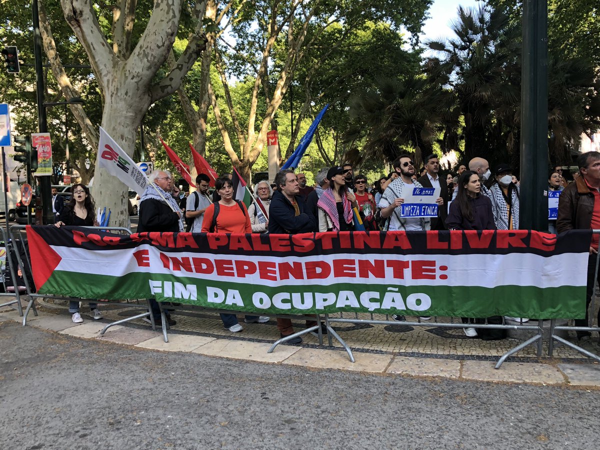 PORTUGAL: “Moedas patrocina propaganda assassina!” 🇵🇸 

manifestantes estão em frente ao Cinema São Jorge onde acontece neste momento um evento de celebração pelo aniversário de Israel com apoio da Secretária de Cultura e da Câmara Municipal de Lisboa.