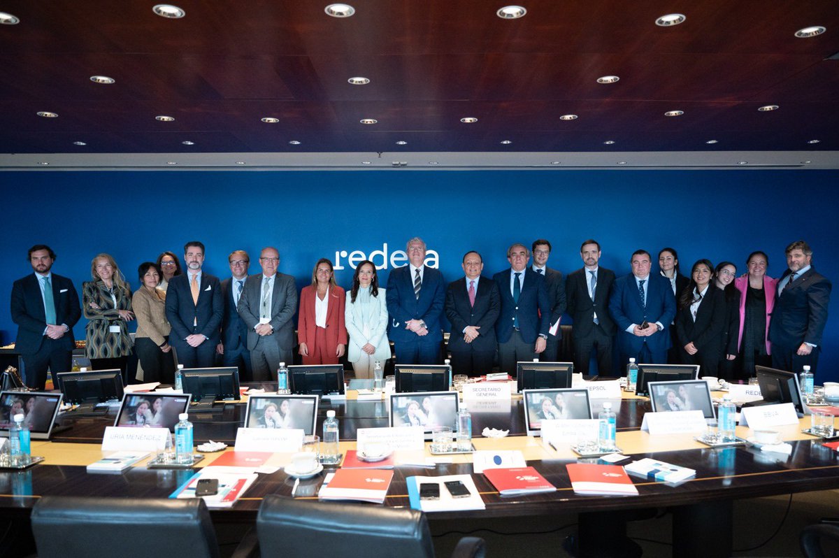 BeatrizCorredor's tweet image. Un placer recibir en @RedeiaCorp a SE para Iberoamérica y el Caribe y el Español en el Mundo @SSumelzo, al embajador Walter Gutiérrez de @PeruEnEspana y al Patronato @Espana_Peru,  para seguir impulsando el desarrollo sostenible del país 🇵🇪 desde ntra filial #Redinter e @Hispasat
