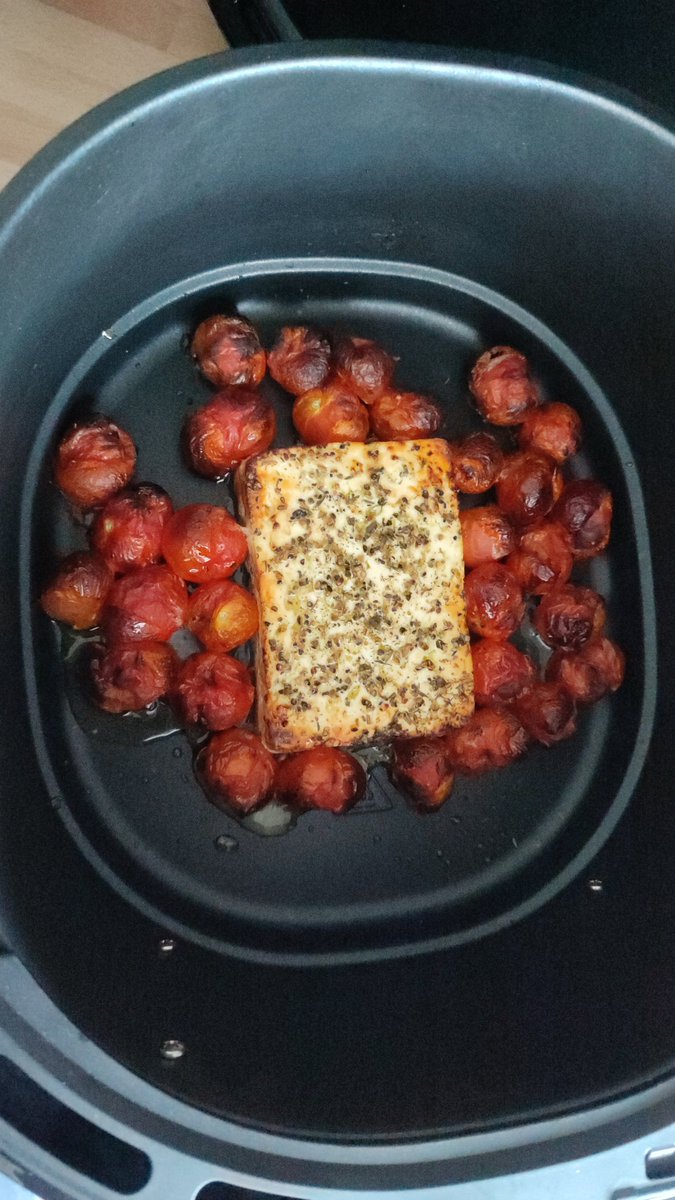 PTA_mit_Oboe's tweet photo. Heute experimentelle Küche mit der HLF. War ein Tiktok Rezept was der @mr_sweetis mir geschickt hat.

Ich bin sehr gespannt.

#JessiKocht #MitFry https://t.co/qyeF79230b