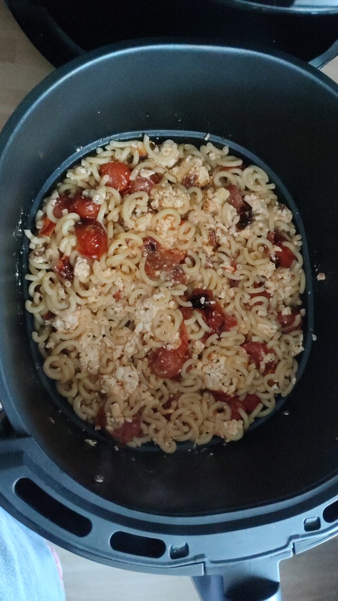 PTA_mit_Oboe's tweet photo. Heute experimentelle Küche mit der HLF. War ein Tiktok Rezept was der @mr_sweetis mir geschickt hat.

Ich bin sehr gespannt.

#JessiKocht #MitFry https://t.co/qyeF79230b