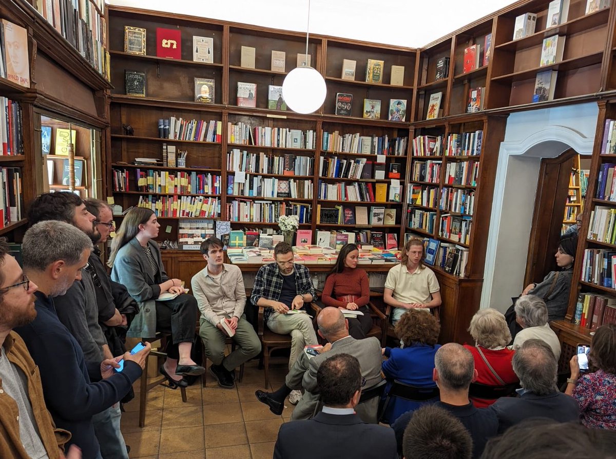 El Círculo fuera del Círculo 🖤 Presentamos nuestra última novedad editorial, 'La Desigualdad en España', editada con @LenguadeTrapo, en la librería @Pergamo_Lib. Nos acompañan @berna_leon, @RoyCobby, @Jorge_Tamames, @belenirureta y @silvanabrionees.