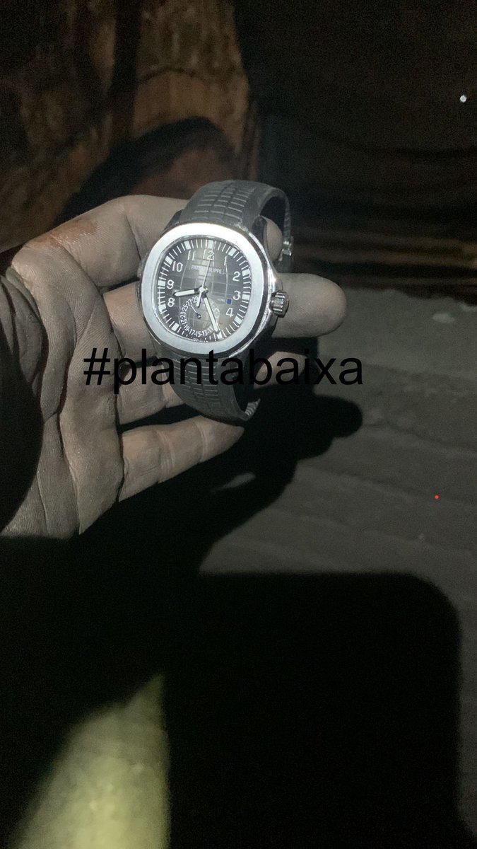 lamartacatala's tweet photo. Un agent dels #fures recupera aquest rellotge Patek philipe model pre owned aquanut 40mm de 143.500 euros. Els autors del robatori amb violència han quedat avui en llibertat i els dos mossos que van detenir-los estan ferits lleus. Ho hem explicat al #plantabaixa @som3cat https://t.co/a53hx8bKyJ