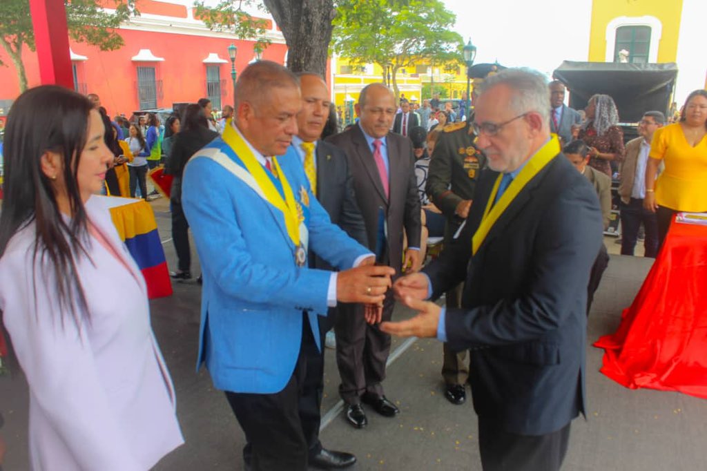 Una sesión especial y llena del calor de nuestro pueblo; seguimos adelante y de esta manera fortaleciendo los espacios para la alegría de todos 𝟮𝟲𝟬 𝗮ñ𝗼𝘀 𝗖𝗶𝘂𝗱𝗮𝗱 𝗕𝗼𝗹í𝘃𝗮𝗿 #PuebloMaduroPaLasQueSea