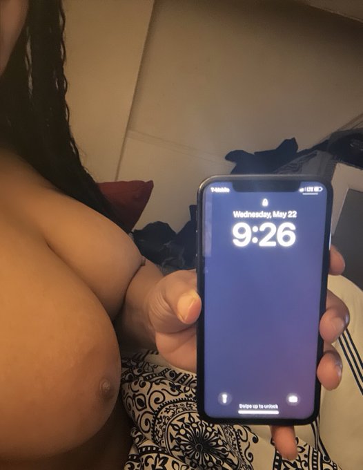 How I take pics at some other girl man house after getting my booty tore up 😈😈 He can&rsquo;t leave me alone