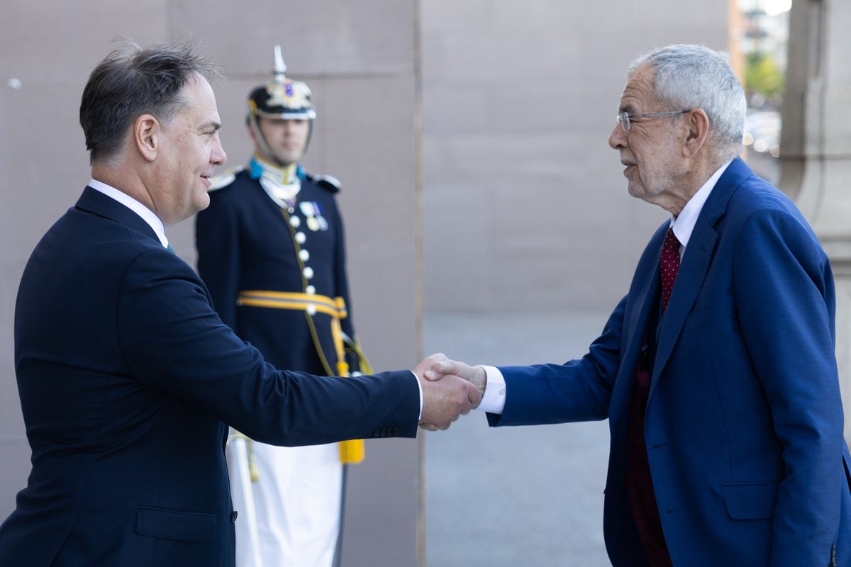 vanderbellen's tweet photo. The EU is a success story for our nations. Facing transboundary challenges &amp; external threats, being united is the only way to go. Thanks @Sverigesriksdag Debuty Speaker Kenneth G Forslund for discussing the important issue of a strong EU role in security &amp; defence matters. (vdb) https://t.co/29fiVJviYk