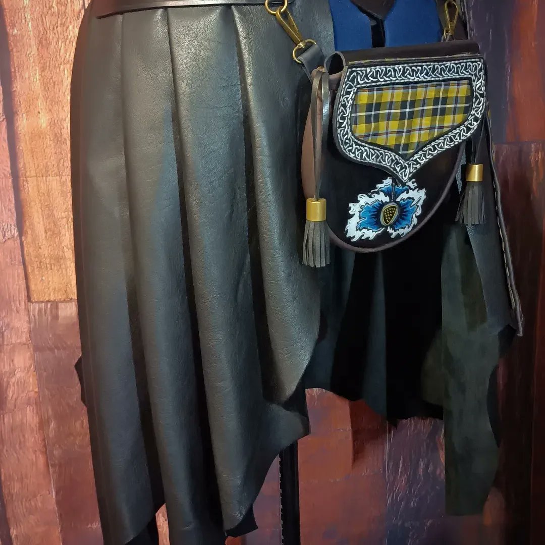 I think we'll call that done.
Belt, battle skirt and sporran for @la_taylor_pw when entering the ring!
Featuring hand tooled and painted waves, knotwork as well as traditional Cornish Tartan.
Proper job!