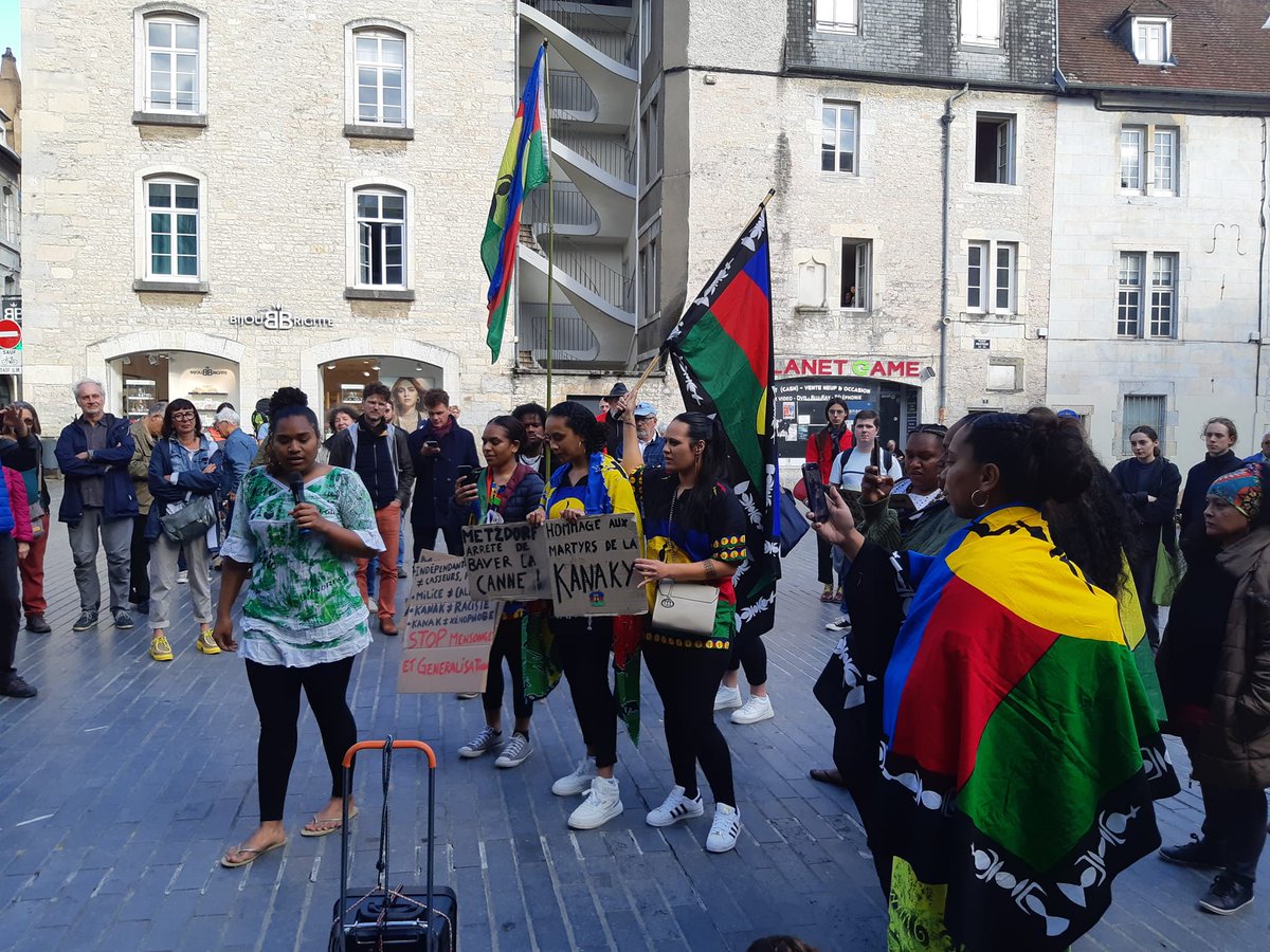 #Besançon, deux petites centaines au rassemblement appelé 2 jours avant en solidarité avec le peuple kanak, dont une soixantaine de kanaks qui ont pris la parole, puis manif. Samedi 14 h, manif Palestine-Kanaky, esplanade des droits humains.