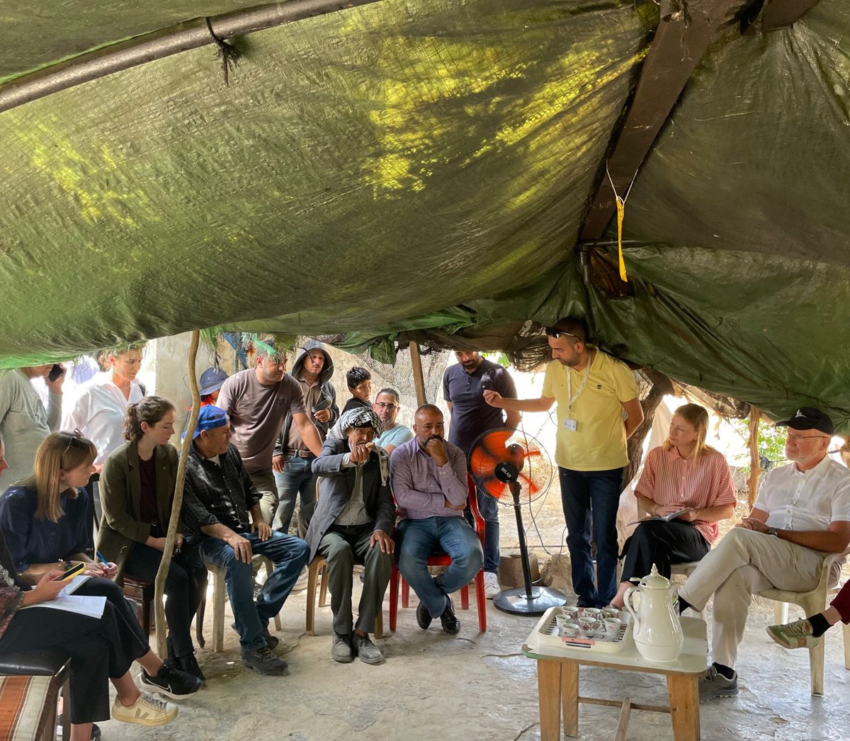 FranceJerusalem's tweet photo. ١/ زيارة بالقرب من طوباس في الأغوار الشمالية مع عدة بعثات دبلوماسية، تخللها لقاء مع تجمّعات السخن وعقربا البدويّة، الذين يعانون من العنف اليومي للمستوطنين، وتدمير ممتلكاتهم، والاستيلاء على أراضيهم. https://t.co/BU09OND2mr