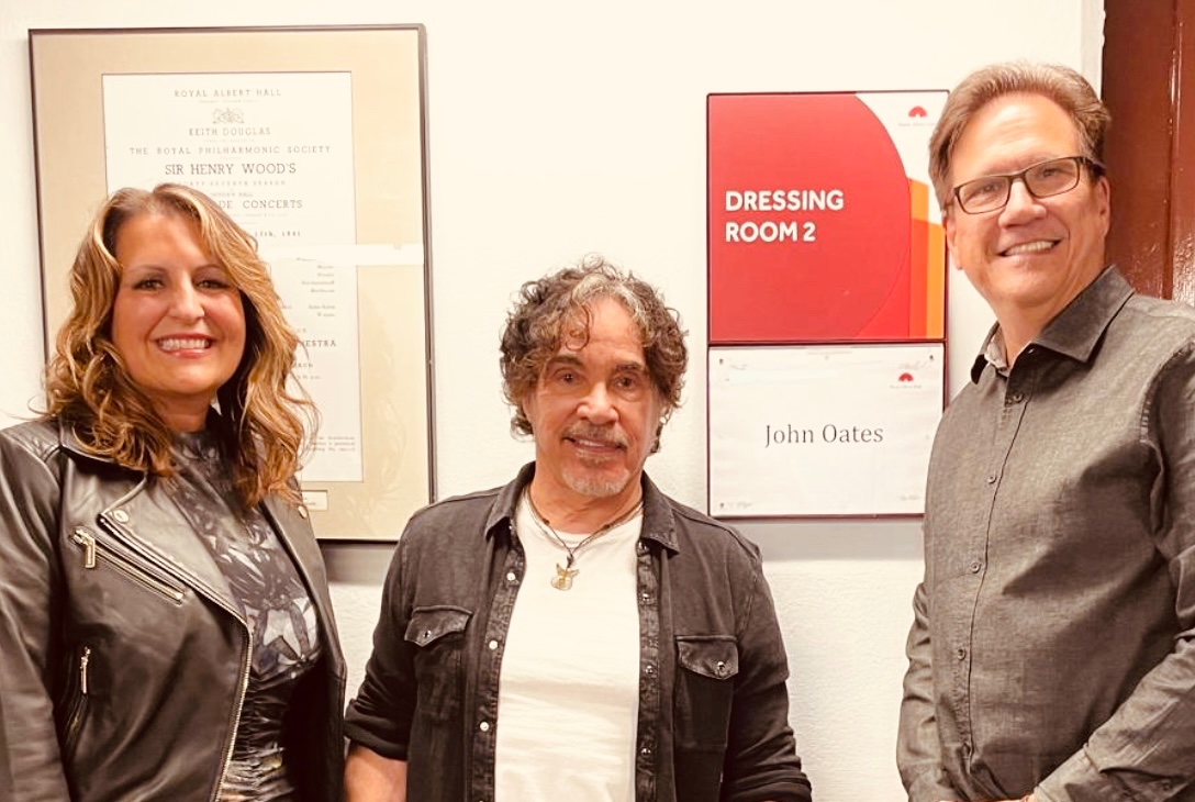 Absolute honour to interview the fabulous @JohnOates at the Royal Albert Hall ahead of the @richardmarx show this evening for ‘Out Loud’ @steve_benz @steveandmalissa interview to air soon ❤️