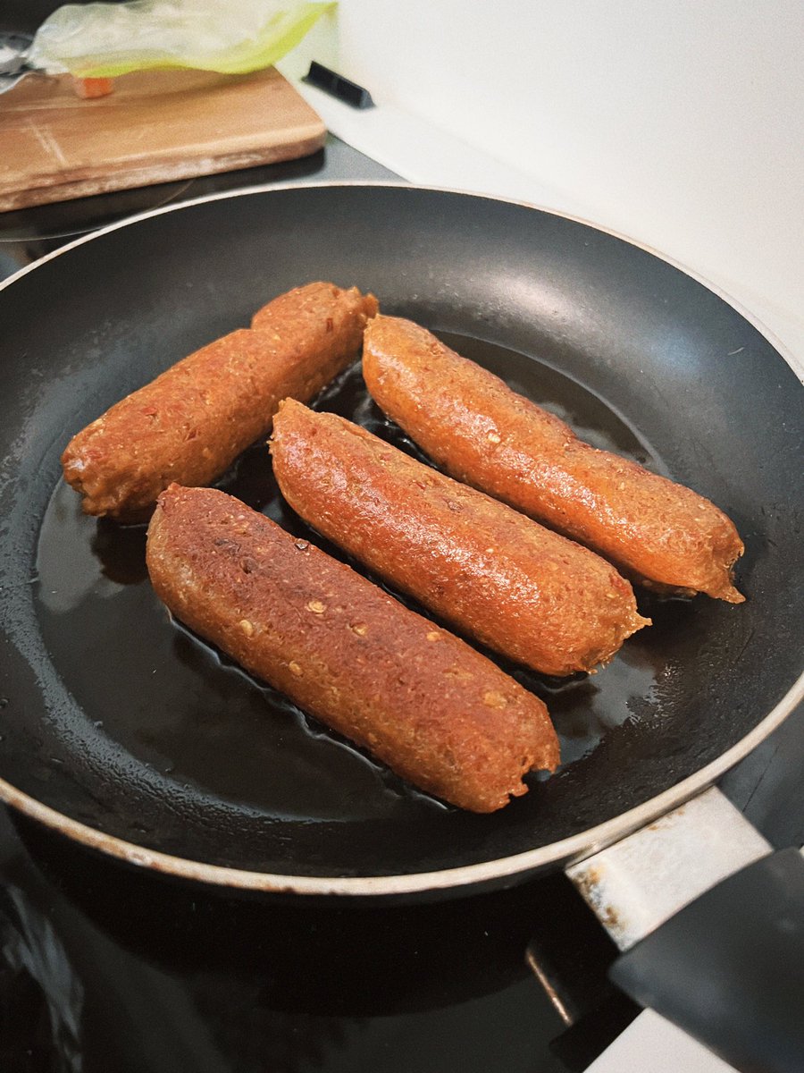ughsawy's tweet photo. third homemade seitan batch! if i didn’t know any better i would say i’m getting the hang of it 🌝
#vegan #plantbased #whatveganseat https://t.co/HYkuN3gfKJ