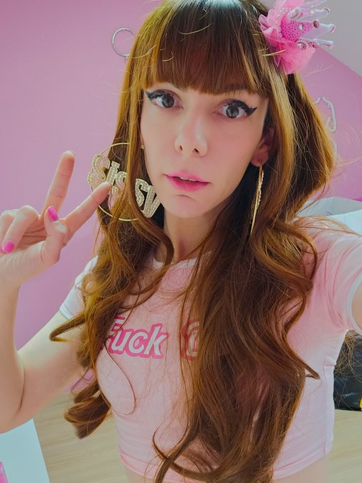 Reaching 4 months on HRT now and I can't pretend to be a boy anymore. I can't hide it no longer. I dress<a href="/tag/realloyalfans"class="tags"><span>#realloyalfans</span></a>