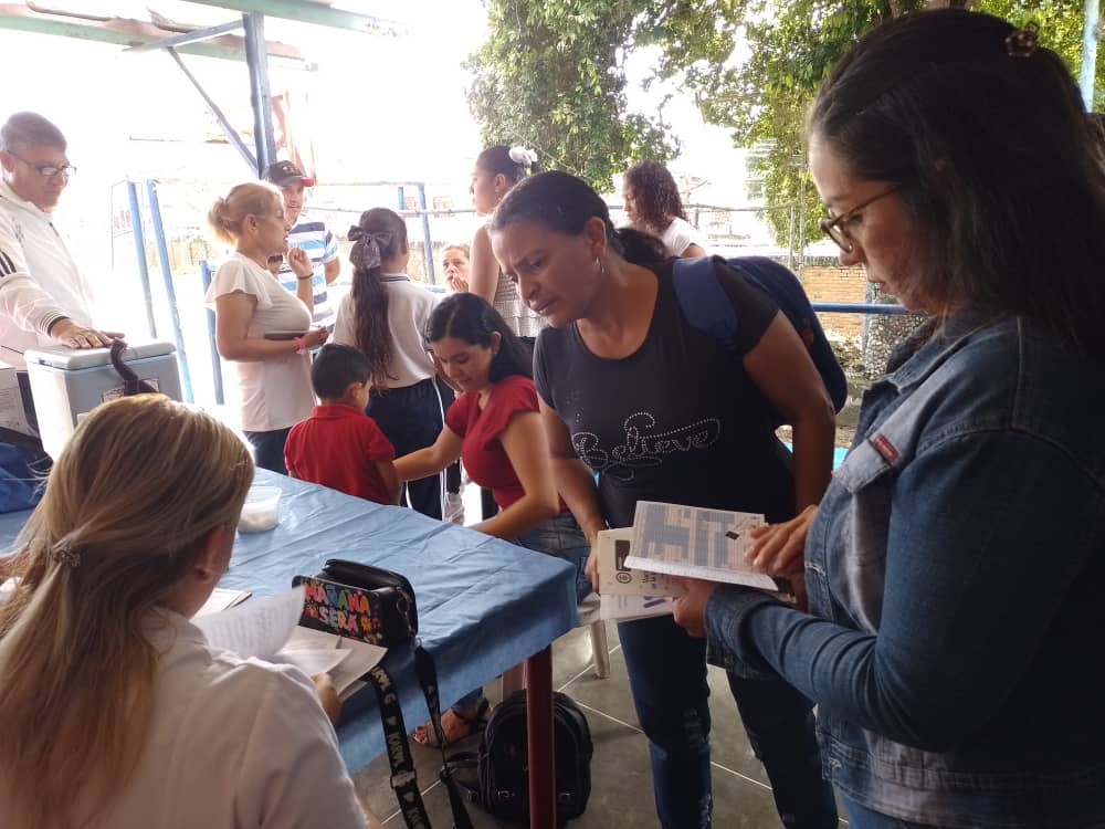 Hoy miércoles 22 de mayo se realizó una jornada más de Ipasme va a la Escuela, está vez en la U.E.E Profesor Pablo Emilio Ostos.
Actividad que se logró gracias a las orientaciones de nuestro presidente Nicolás Maduro Moros, en Aras de brindar atención médica de calidad.
