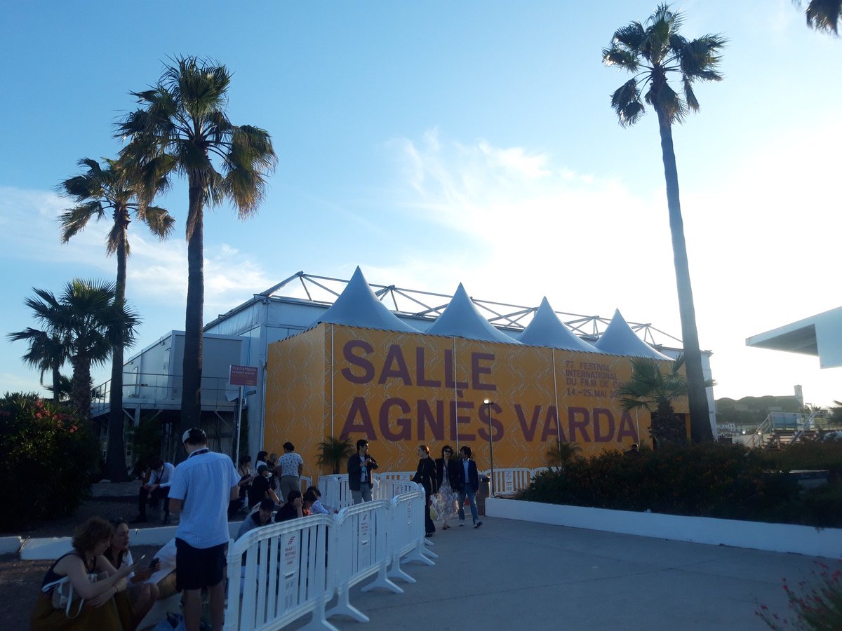 figlidelcinema's tweet photo. Inizio #Cannes2024 giocando in casa: stasera Parthenope. https://t.co/MeJYu0tBES