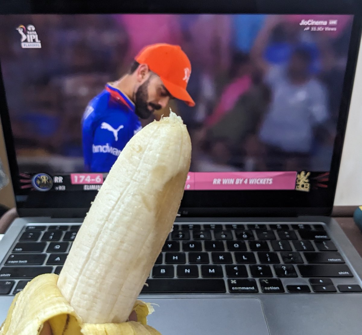 itz_chillax's tweet image. WARRA TROPHY FOR CHOKLI 🤡🍌 #RRvRCB 😂