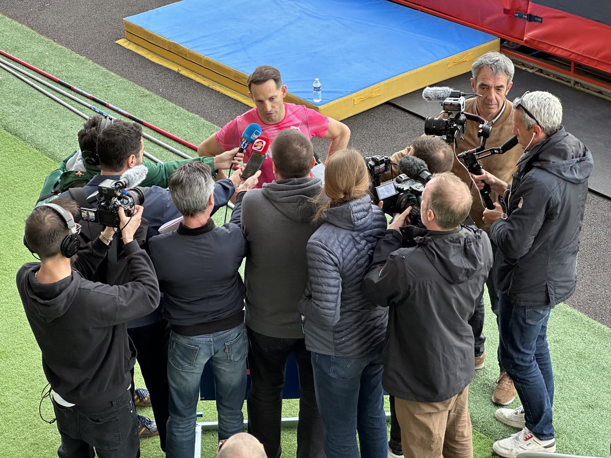 ⁦<a href="/airlavillenie/">Renaud LAVILLENIE OLY</a>⁩ de retour sur un sautoir en compétition à ⁦<a href="/ClermontFd/">Clermont-Ferrand</a>⁩ pour le meeting de son club Envol. Malgré 3 échecs, le champion olympique des JO de Londres reste confiant pour la suite. 
⁦<a href="/mondohoss600/">Mondo Duplantis</a>⁩ ⁦⁩ #athletisme ⁦<a href="/jlroussilhe/">jean-luc roussilhe</a>⁩