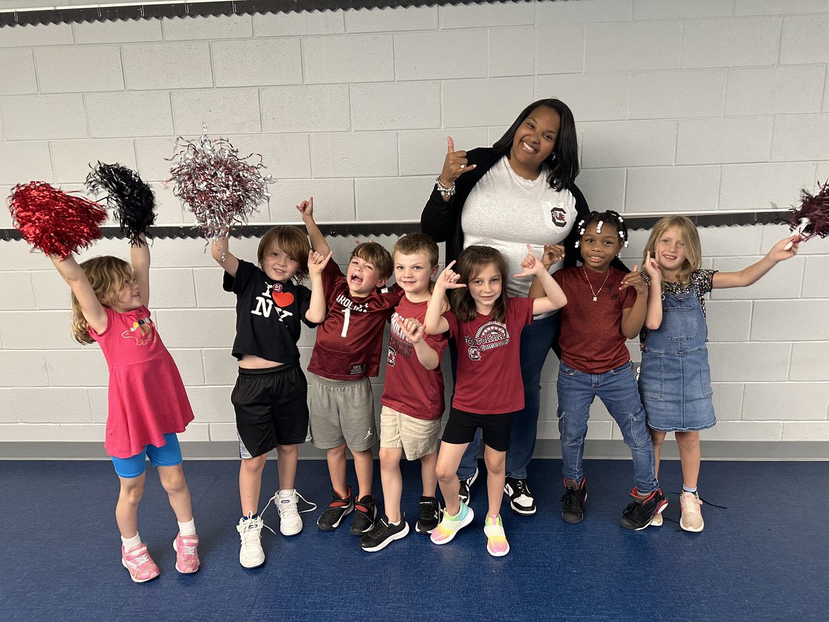 Uu is for University @GamecockFB @UofSCEducation @RichlandTwo @Bjackson_FLE @CoachSBeamer @misshayward_usc @Davis_FLE #alphabetcountdown #spursup