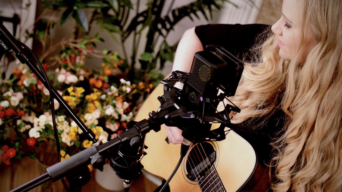 megpfeiffer's tweet photo. Screenshots from my new video!
Can you guess which song?
Give it a try, come on! π€
Itβs out this Friday! ππ
#singersongwriter #songwriter #nashville #newvideo #vevovideo #newmusic #guitar #Vocals https://t.co/Mw1JR3FTJK