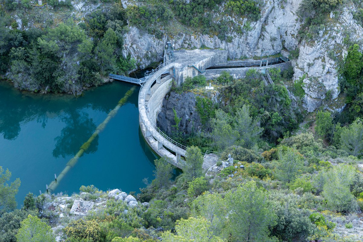 photograve's tweet image. Details of the spillway of the Bimont dam at dawn near Aix-en-Provence, France.

#dam #spillway #barrage #Bimont #AixEnProvence #France #flowers #fleurs #construction #manmade #dawn