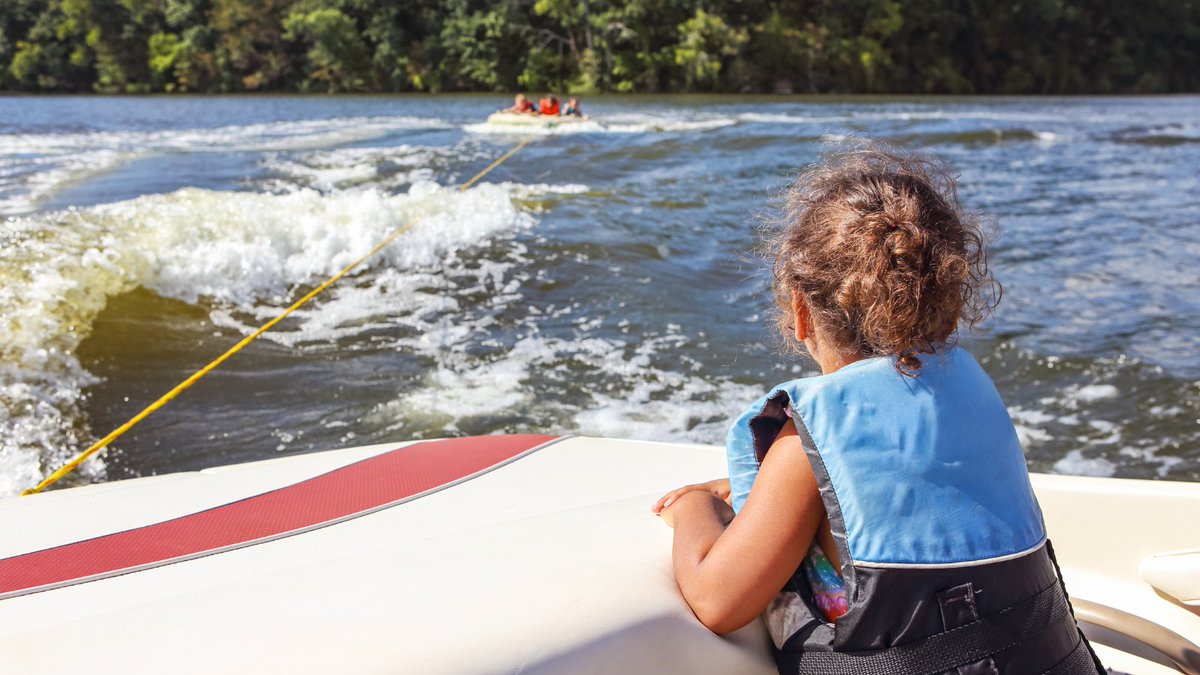 Parents, you are captain of your family's safety. It's #SafeBoatingAwarenessWeek, and we've got a boat-load of #WaterSmart tips to keep everyone safe on the open water this summer: ow.ly/38hw50RqRmx | #WaterSmartParents