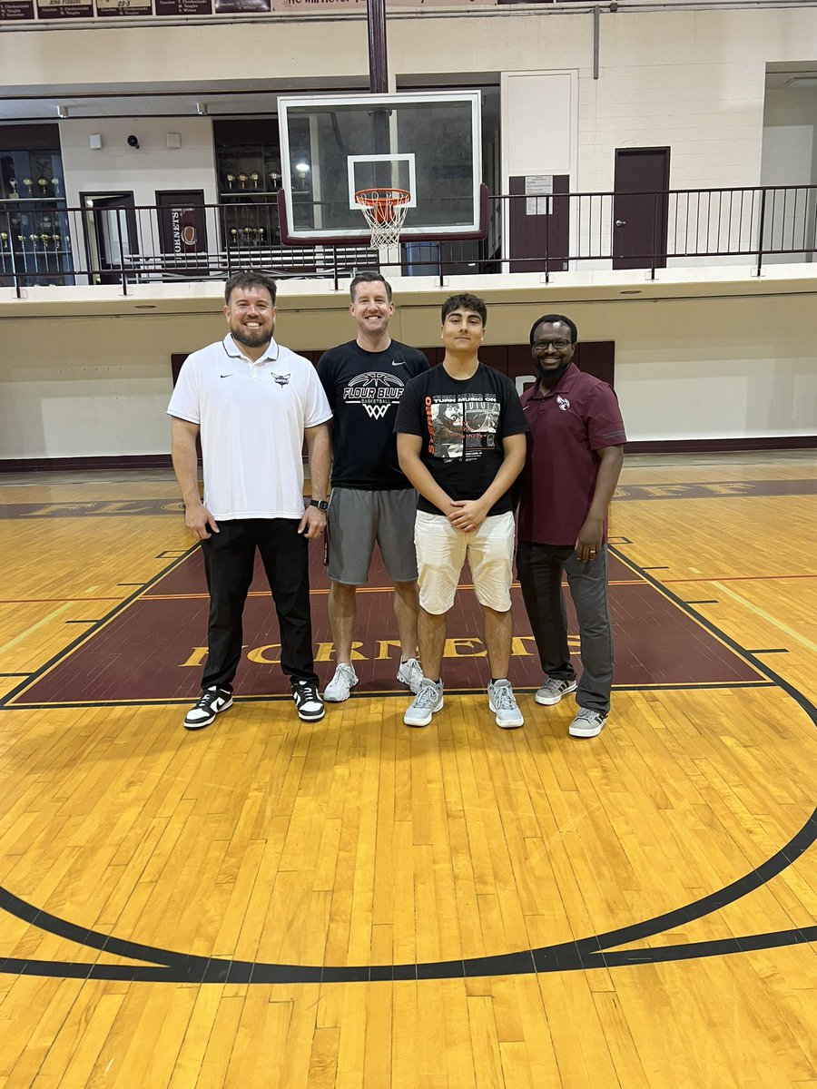 We were so fortunate to have Francesco join us all the way from Italy 🇮🇹 this school year❕ He was a valuable contributor of our program’s success as a student assistant coach with his daily enthusiasm & willingness to work❕ Thank you for the memories❕ #TOGETHER #CPH #SWARM