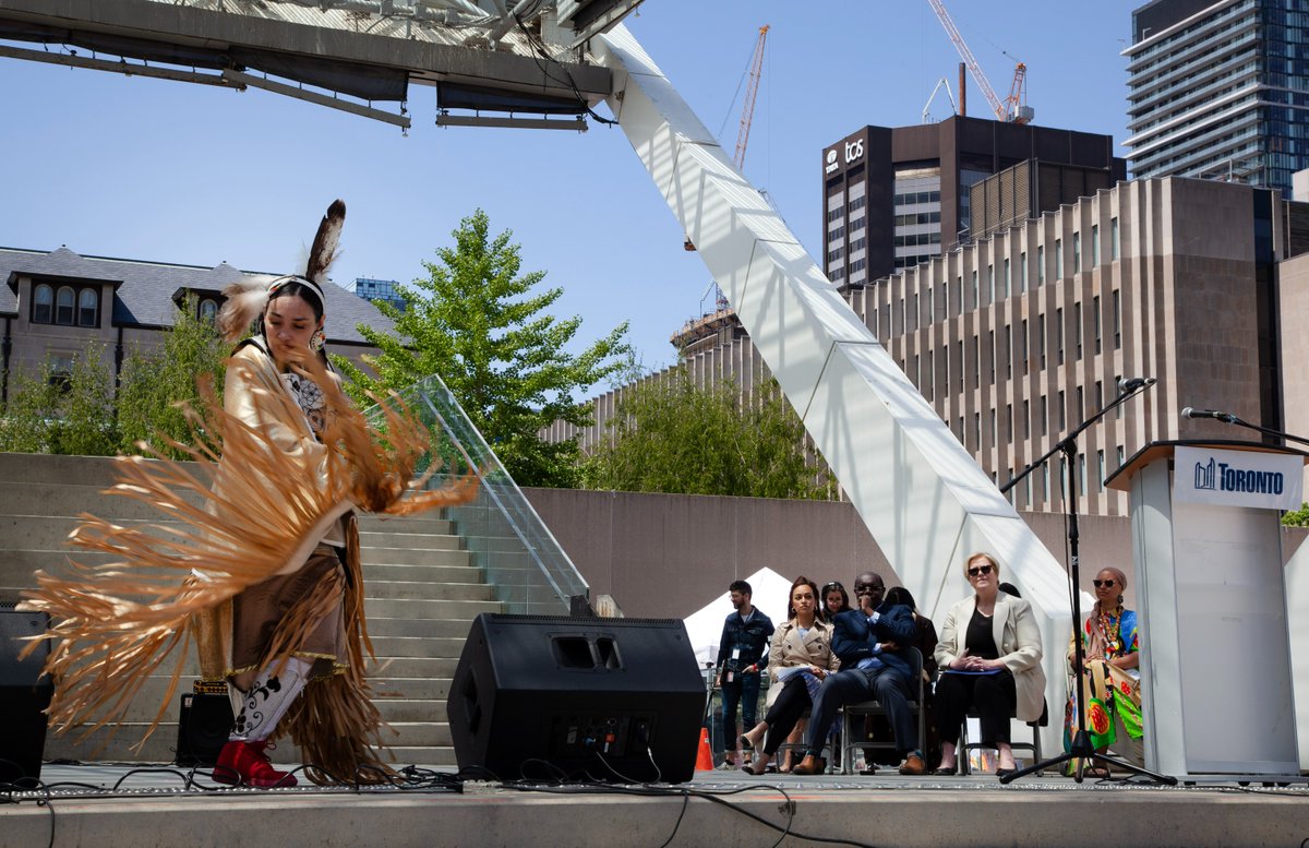 The #TONewcomerDay stage program is always epic! This year is no different. Don't miss performances by Nawa Choir, @NgomaDrumDance & mother-daughter hoop dance duo Myranda and @RosarySpence! toronto.ca/NewcomerDay