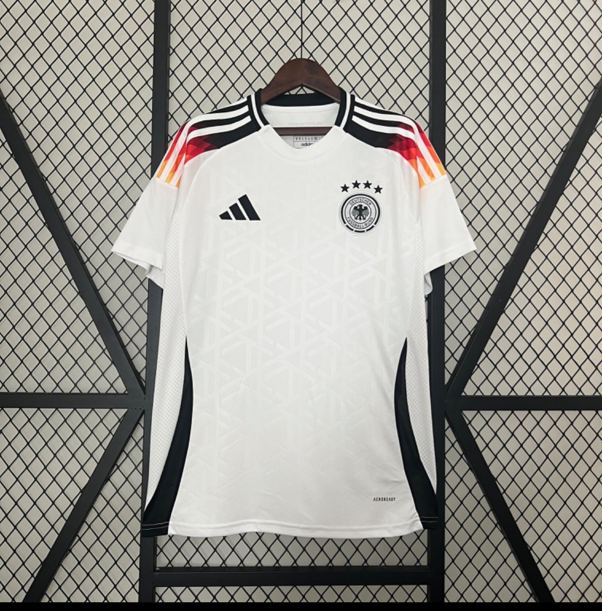 JerseyPy's tweet image. El 14 de Junio arranca la Eurocopa y desde hoy te presentamos las camisetas de todos los equipos que van a competir. 

Arrancamos con Alemania  en sus versiones home and away. 🇩🇪

📲 Mas info al DM o al 0994887261