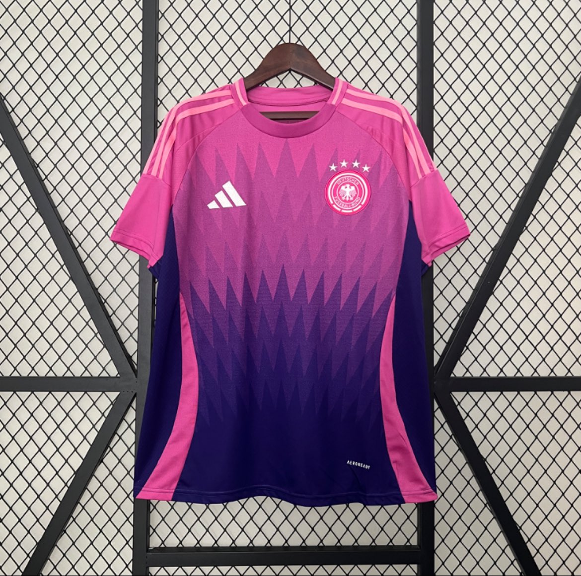JerseyPy's tweet image. El 14 de Junio arranca la Eurocopa y desde hoy te presentamos las camisetas de todos los equipos que van a competir. 

Arrancamos con Alemania  en sus versiones home and away. 🇩🇪

📲 Mas info al DM o al 0994887261