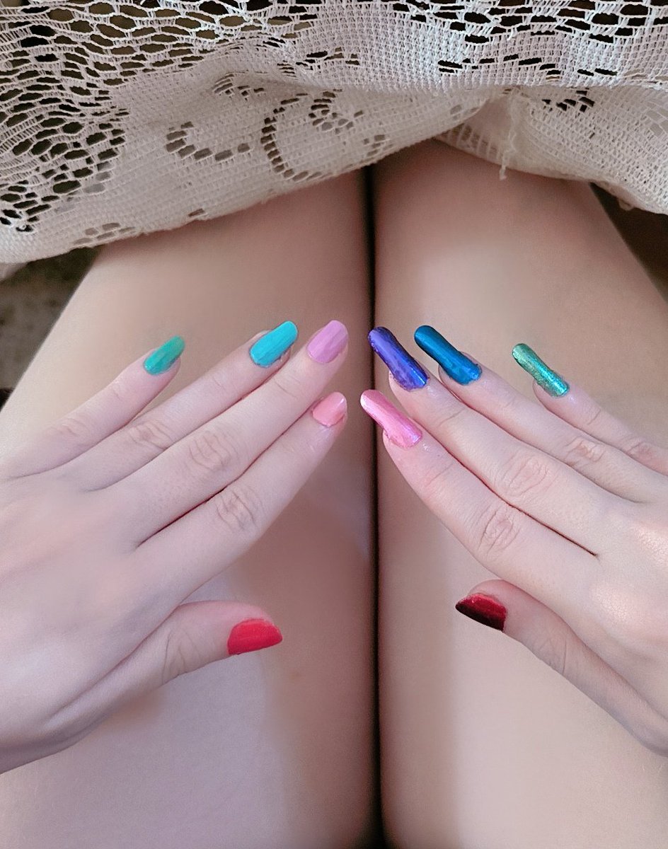 Me pinté las uñas de color arcoiris de nuevo uwu