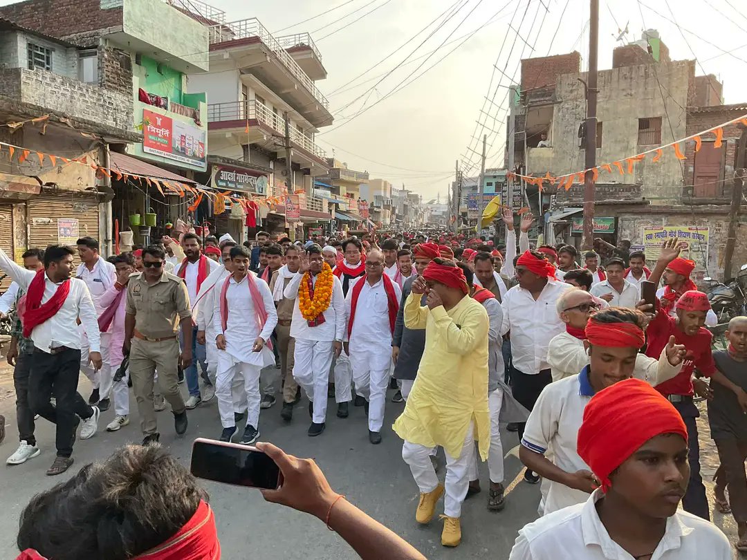 LaljiVermaSP's tweet photo. लोकसभा क्षेत्र अंबेडकरनगर के बसखारी में टांडा विधायक माननीय श्री @RamMurtiVermaSP जी के साथ जनसंपर्क करके समर्थन की अपील करते हुए। https://t.co/1hBHAS27hj