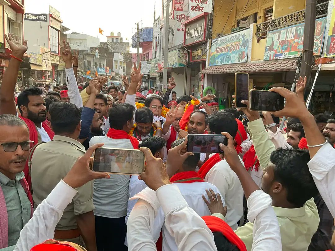 LaljiVermaSP's tweet photo. लोकसभा क्षेत्र अंबेडकरनगर के बसखारी में टांडा विधायक माननीय श्री @RamMurtiVermaSP जी के साथ जनसंपर्क करके समर्थन की अपील करते हुए। https://t.co/1hBHAS27hj