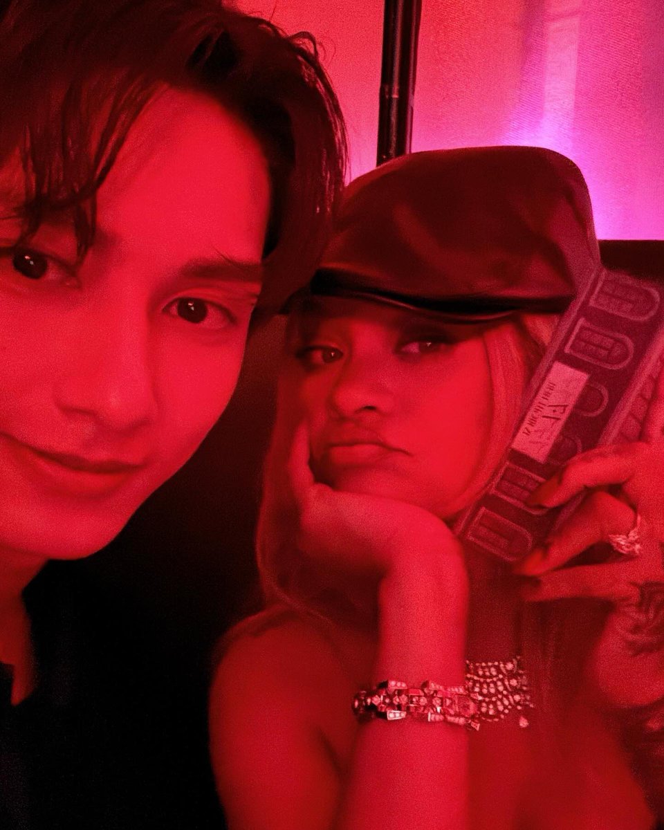 ❤️‍🔥 AMIZADE DO POP: Jun (SEVENTEEN) e Rihanna juntos! Ele não perdeu tempo e já entregou um álbum do grupo pra ela. 🗣️