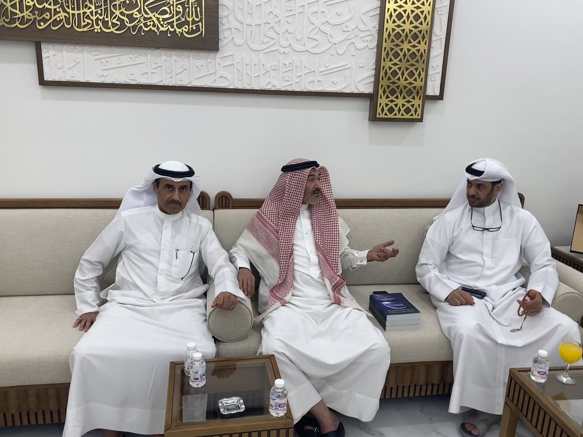 مع الصديق الباحث القدير الدكتور إبراهيم الشريفي في ديوان الدكتور خالد الهيلم وحديث ماتع عن الانساب والتاريخ والمخطوطات .
والشريفي له مؤلفات قيمة في أنساب القبائل العربية ..
#التاريخ #الكتاب #الكتب #الخليج_العربي #الكويت