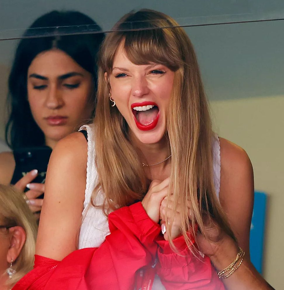 tscrazier's tweet image. you wanna know what’s wild? 

taylor’s very first time playing at arrowhead stadium was for the speak now tour on september 24th 

AND taylor’s very first time seeing travis play at arrowhead stadium was ALSO september 24th 🥹

invisible string looking more a solid steel pipe 🤭