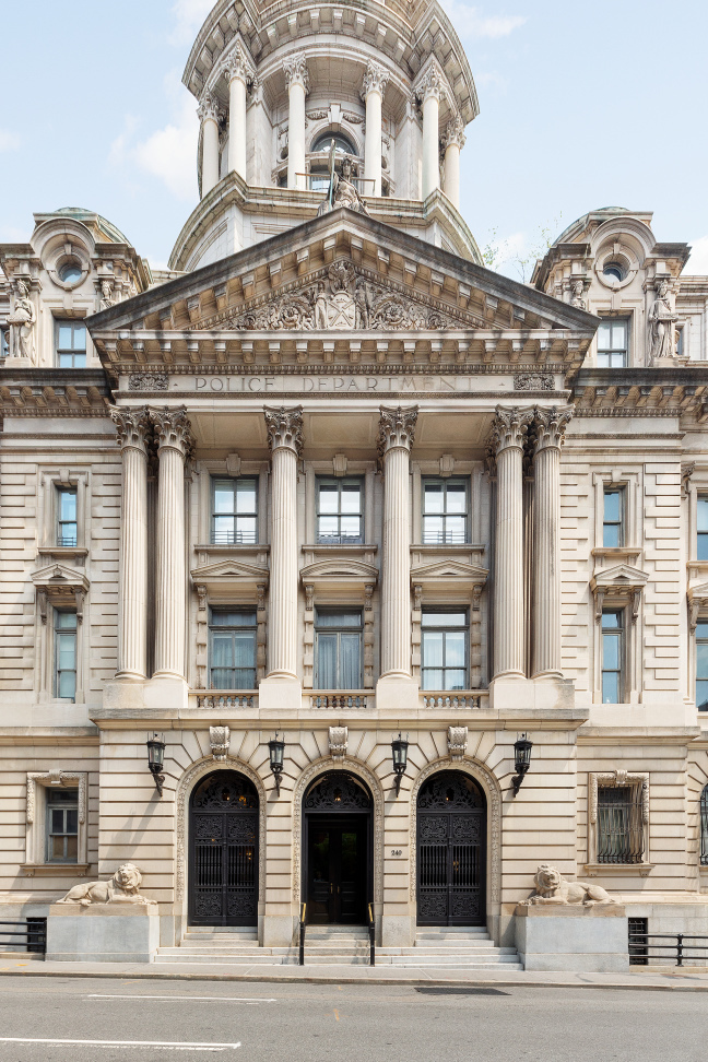 This is the old NYC Police HQ building. Now it's a co-op with units for sale starting at $2.6 million. It plays a major role in novels by a ground-breaking author. Guess who in my column, ON TOUR WITH DEAD WRITERS for Rogue Women Writers roguewomenwriters.com/on-tour-with-d…