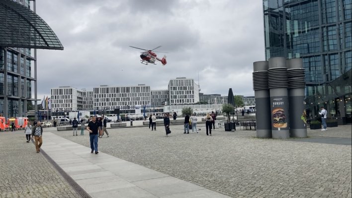 یک‌عالمه نیروی پلیس و گروه‌های نجات دور Hauptbahnhof برلین رو گرفته بودن، حتی هلی‌کوپتر هم اومد و پشمام ریخت. 
الان متوجه شدم یه خانومی با بچه رفته زیر قطار، خانوم درجا میمیره، بچه به شدت زخمی شده.