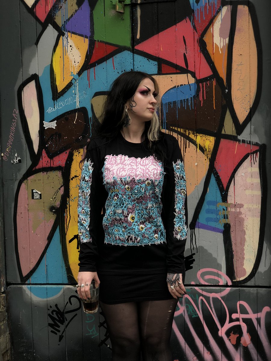 NEW BLACK HEART LONGSLEEVE SHIRTS ONLINE NOW !!
Design - Wesley K Brown / Printing - Privateer
Get 'em before they all go !!
ourblackheart.com/bh-merch/screa…