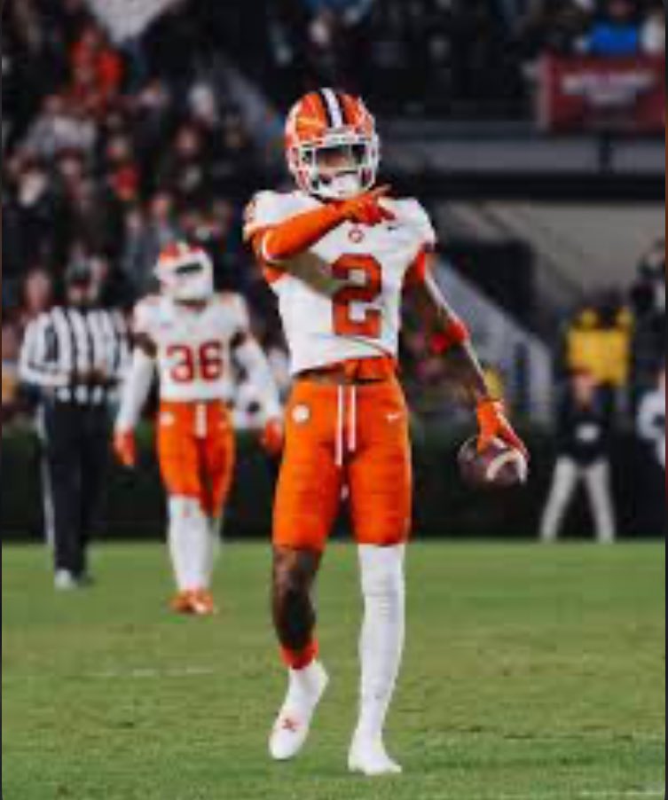 #AGTG Blessed to be offered by the Clemson tigers!!! @ChadSimmons_ @SWiltfong_ @adamgorney @TomLoy247 @ALLGASTRNG @EHS__Football @coachblackmon