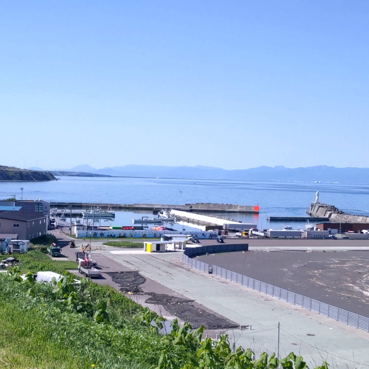 ねこ道楽の近くにある北海道の厚田漁港の写真です*ฅ´ω`ฅ* 厚田はニシン漁が盛んに行われた歴史があり、1706年から1955年と長期に渡ります。現在でも、港では朝市を行っており、新鮮な魚が販売されています。孤独のグルメのロケ地にもなりました✨ #海 #厚田 #北海道 #札幌 #漁港 #自然 #孤独のグルメ