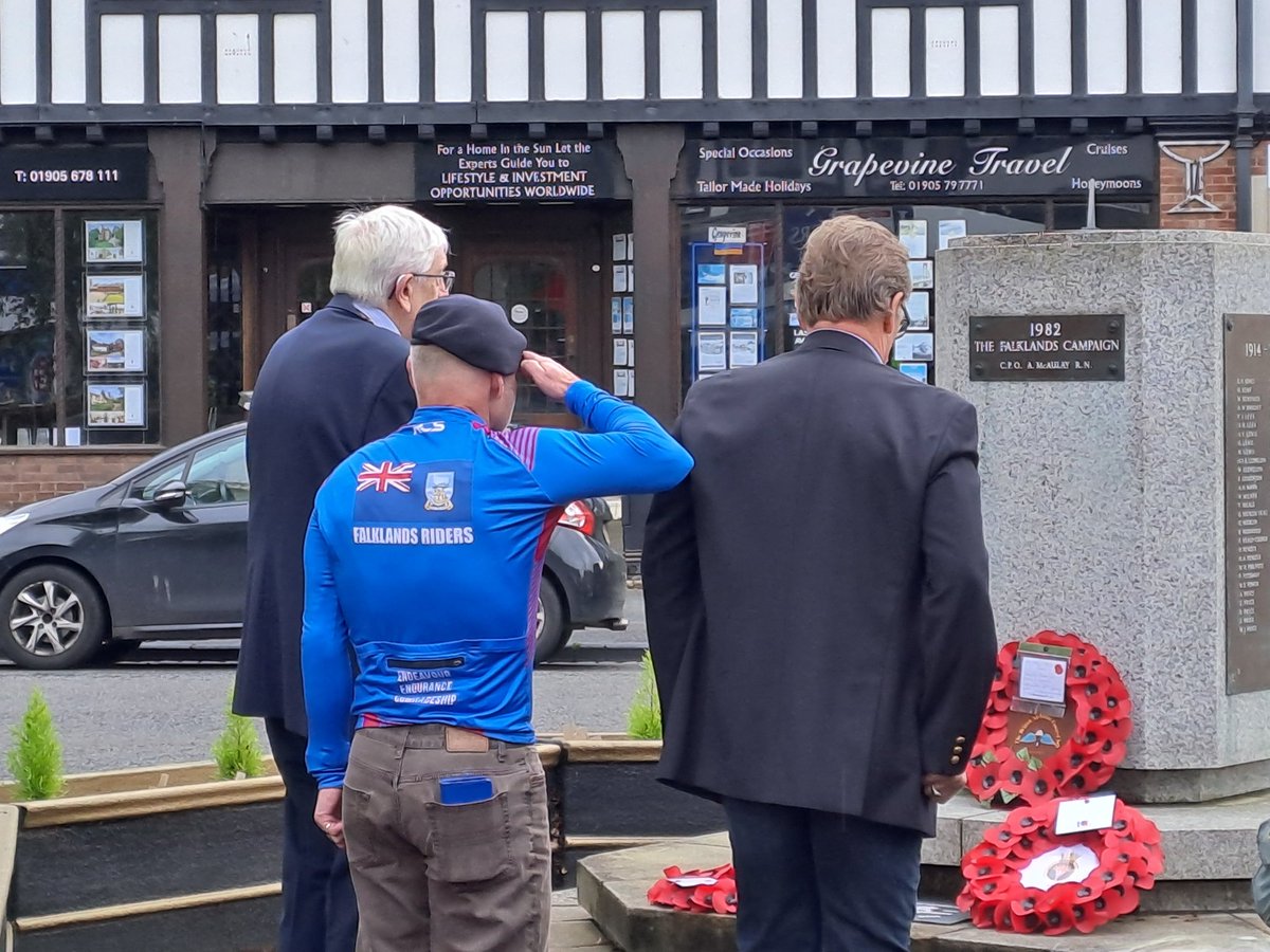 Proud to support the Falklands Veteran cyclists at the Droitwich war memorial tonight on their journey from Lands end to John of Groats. Safe onward trip. PCSO Holland.